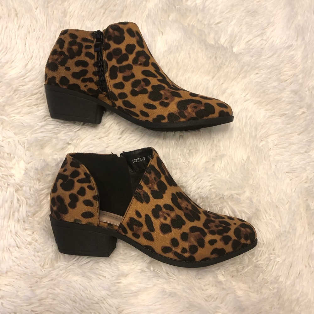 New leopard side cutout booties - Picture 4 of 8